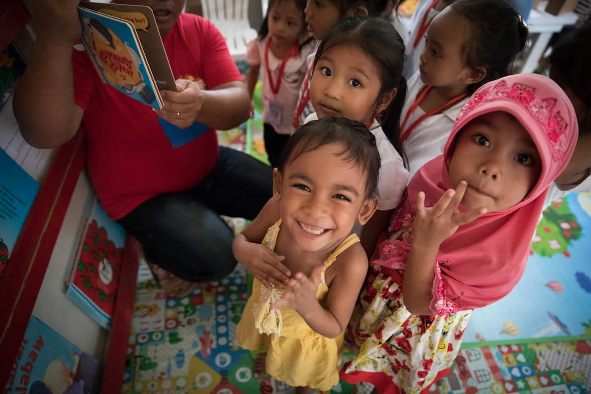 Save the Children reading club in Philippines